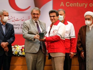 اهدا مدال افتخار" فلورانس نایتینگل" به عضو انجمن متخصصین پوست ایران